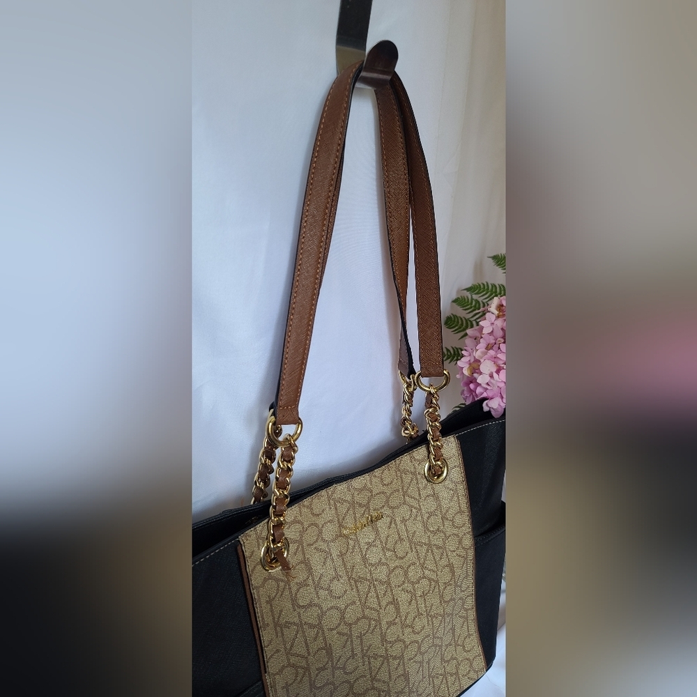 Calvin Klein Purse š - Picture 7 of 16
